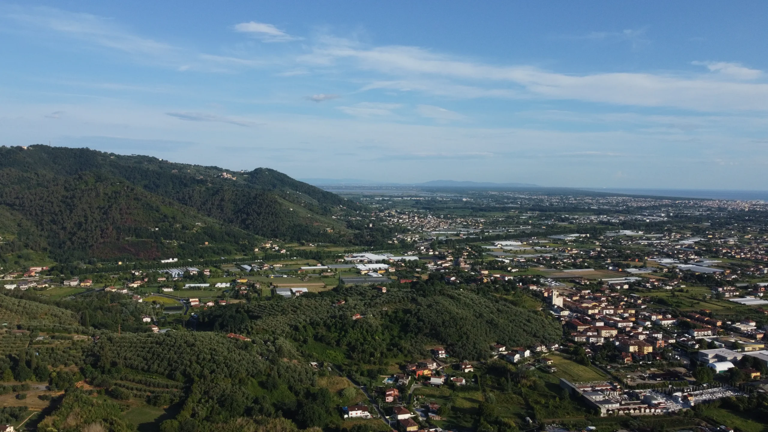 The Versilia campus setting, between the Apuan mountains and the Tyrrhenian coast