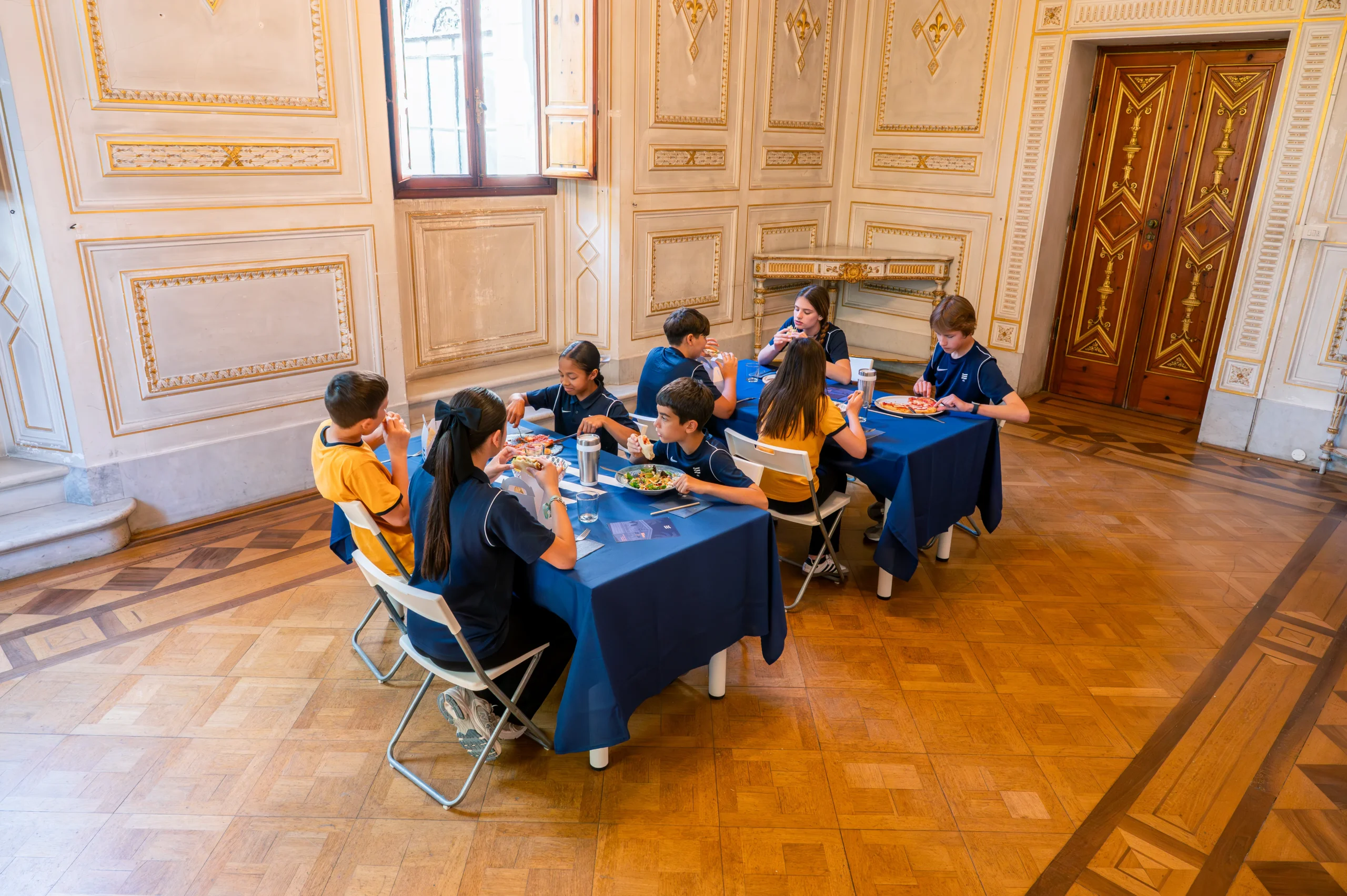 Students eating in the EIS Versilia school canteen