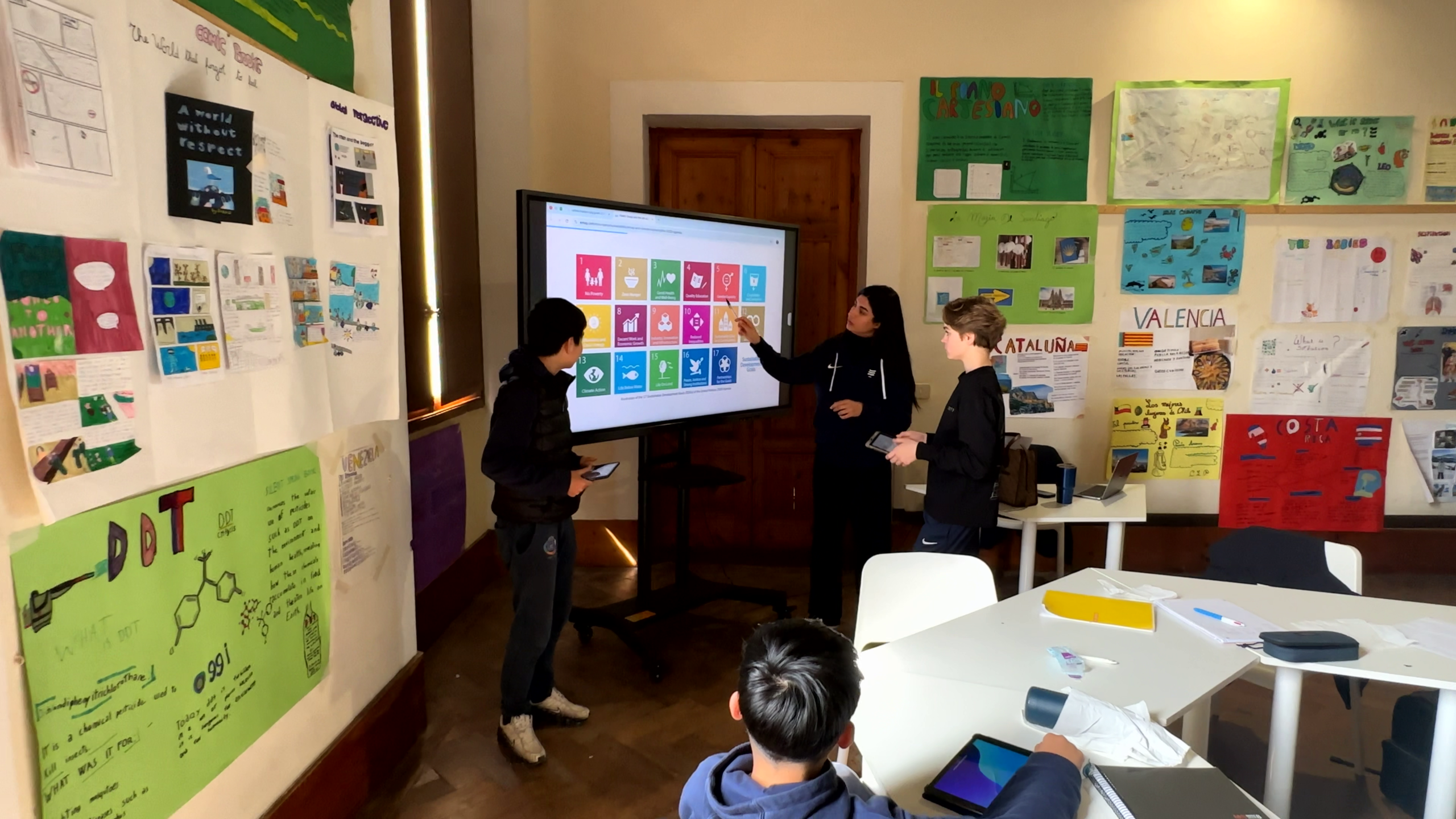 Students at EIS Versilia in a Global Perspectives class